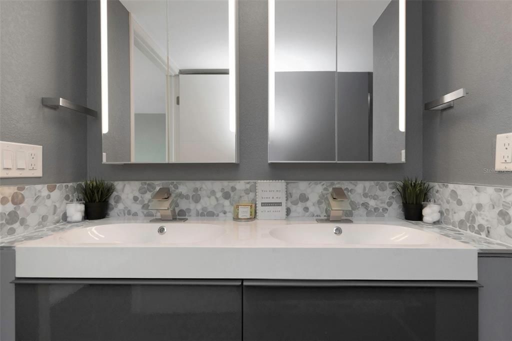 For Sale: $299,000 (2 beds, 2 baths, 1050 Square Feet)