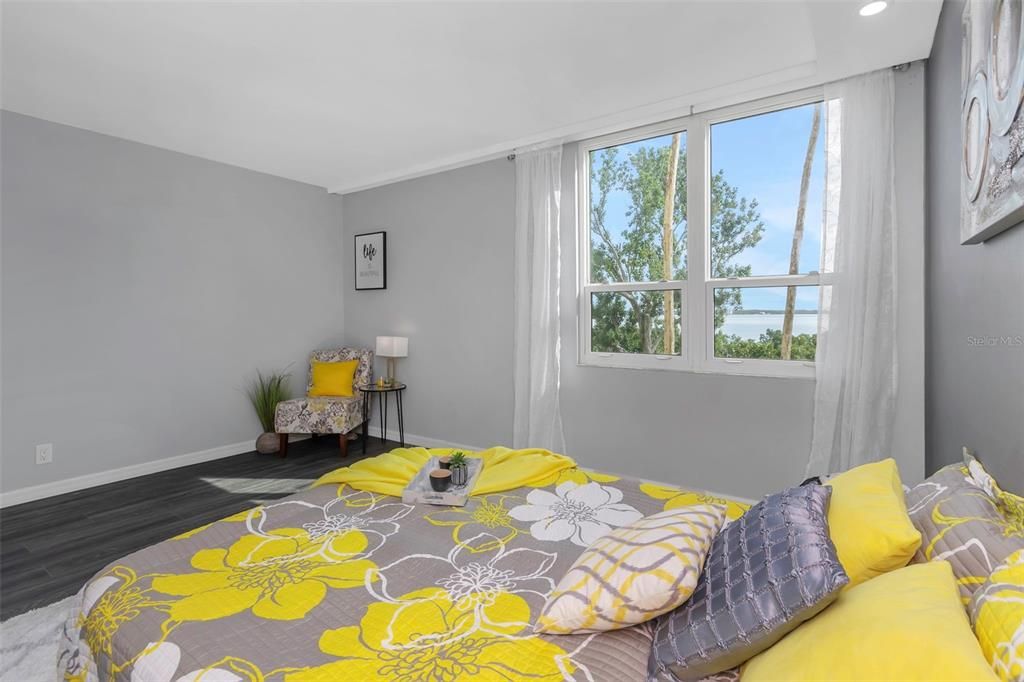 For Sale: $299,000 (2 beds, 2 baths, 1050 Square Feet)