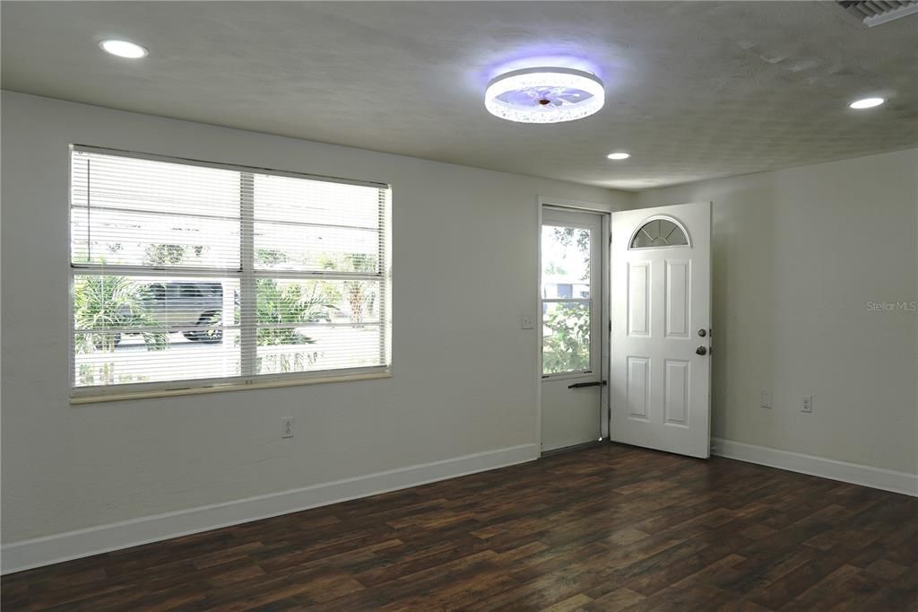 For Sale: $339,900 (3 beds, 2 baths, 1102 Square Feet)