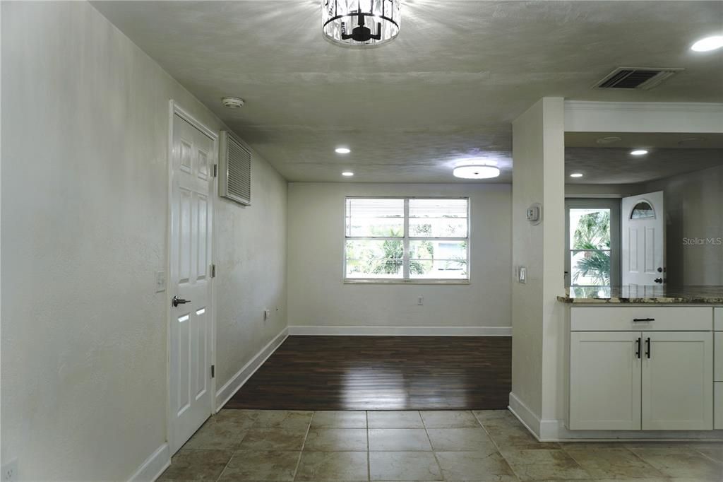 For Sale: $339,900 (3 beds, 2 baths, 1102 Square Feet)