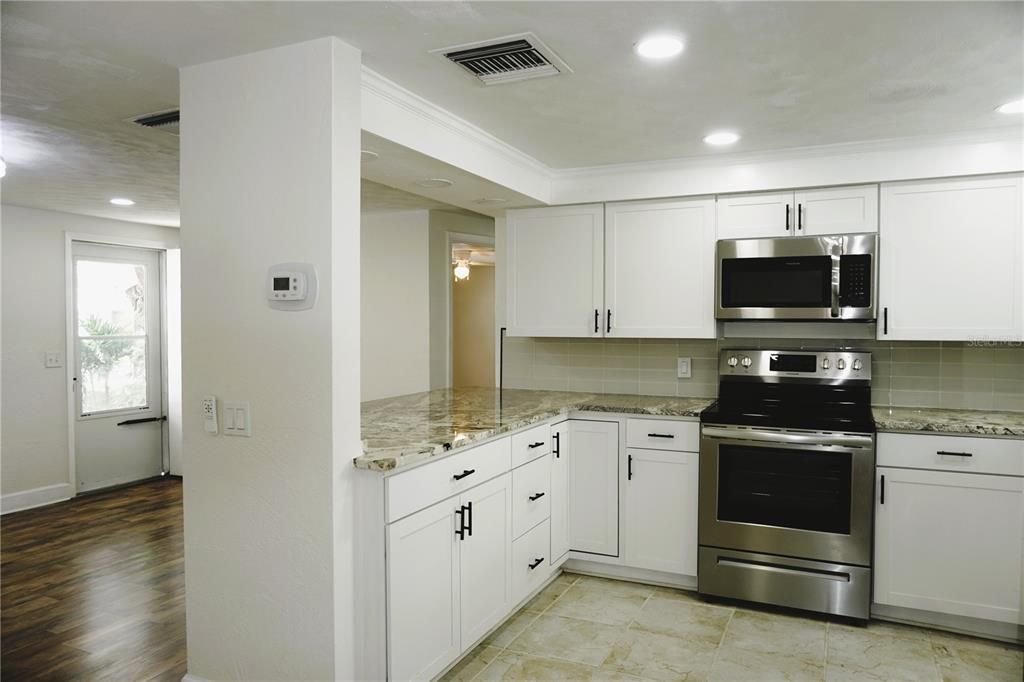 For Sale: $339,900 (3 beds, 2 baths, 1102 Square Feet)