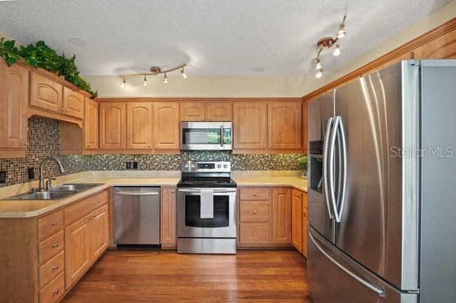 For Sale: $285,000 (3 beds, 2 baths, 1396 Square Feet)