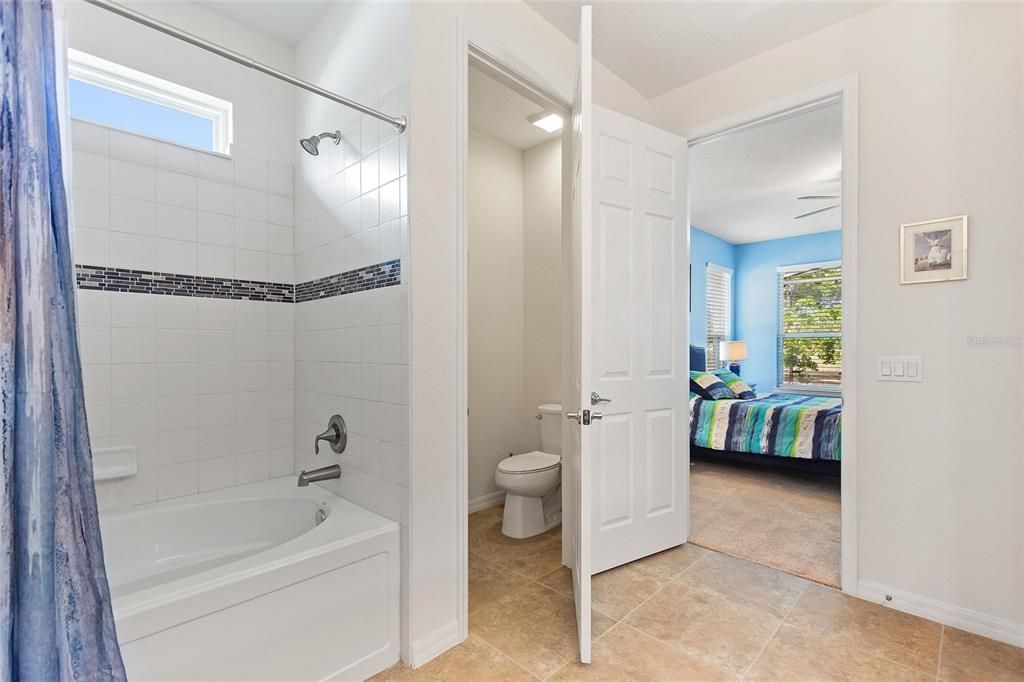 合同活跃: $519,000 (3 贝兹, 3 浴室, 2320 平方英尺)