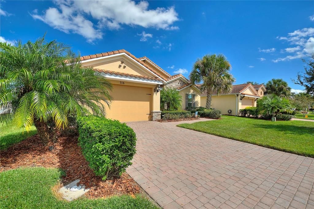 合同活跃: $519,000 (3 贝兹, 3 浴室, 2320 平方英尺)