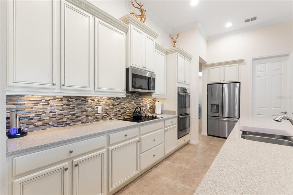 合同活跃: $519,000 (3 贝兹, 3 浴室, 2320 平方英尺)