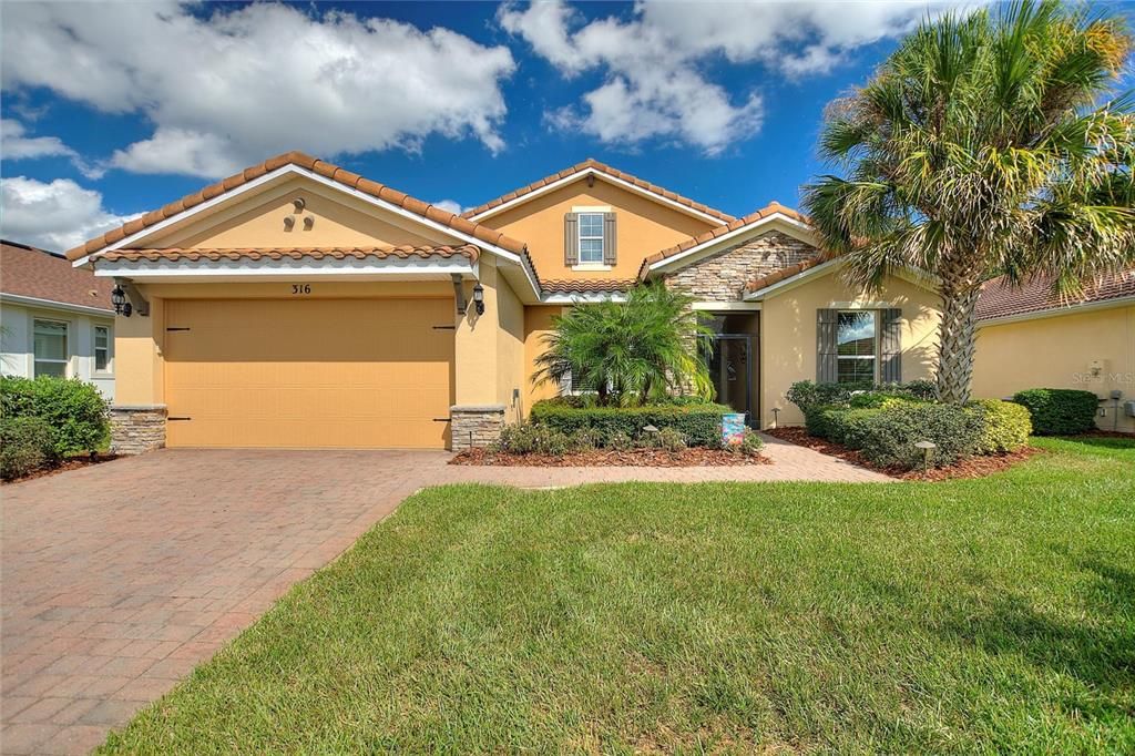 合同活跃: $519,000 (3 贝兹, 3 浴室, 2320 平方英尺)