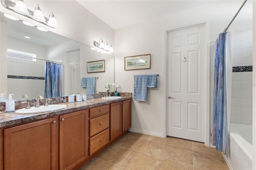 合同活跃: $519,000 (3 贝兹, 3 浴室, 2320 平方英尺)