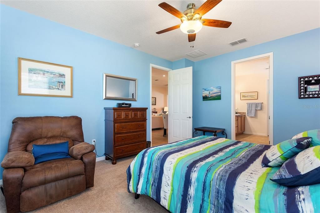 合同活跃: $519,000 (3 贝兹, 3 浴室, 2320 平方英尺)