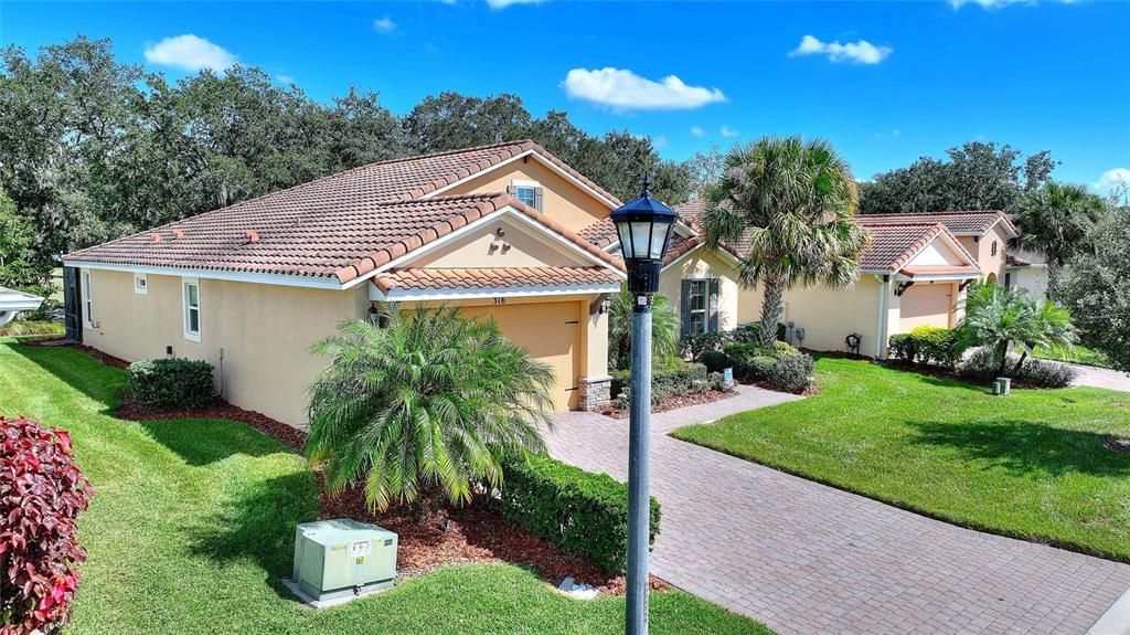 合同活跃: $519,000 (3 贝兹, 3 浴室, 2320 平方英尺)