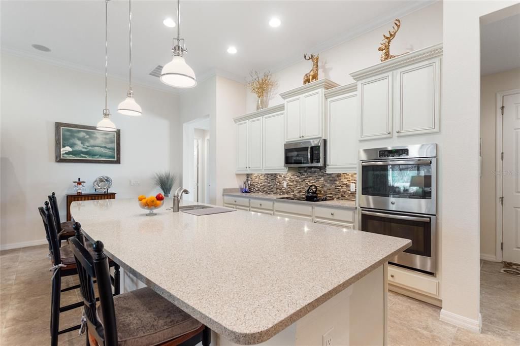 合同活跃: $519,000 (3 贝兹, 3 浴室, 2320 平方英尺)