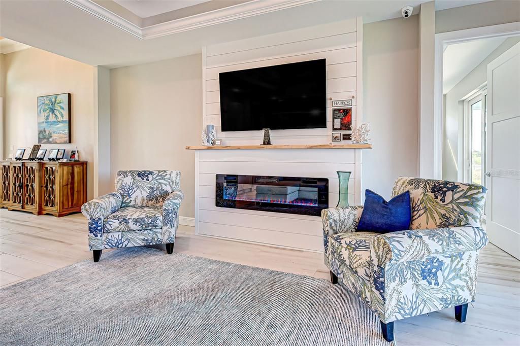 Activo con contrato: $550,000 (3 camas, 3 baños, 2142 Pies cuadrados)