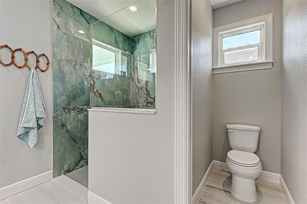 Activo con contrato: $550,000 (3 camas, 3 baños, 2142 Pies cuadrados)