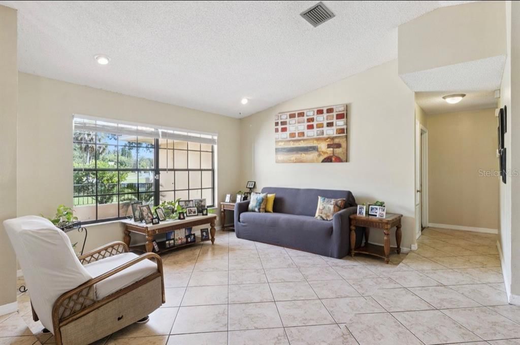 合同活跃: $480,000 (4 贝兹, 2 浴室, 2081 平方英尺)