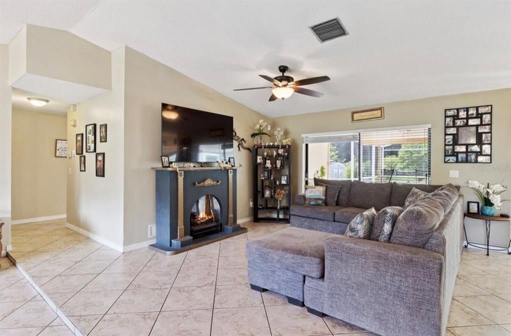 合同活跃: $480,000 (4 贝兹, 2 浴室, 2081 平方英尺)