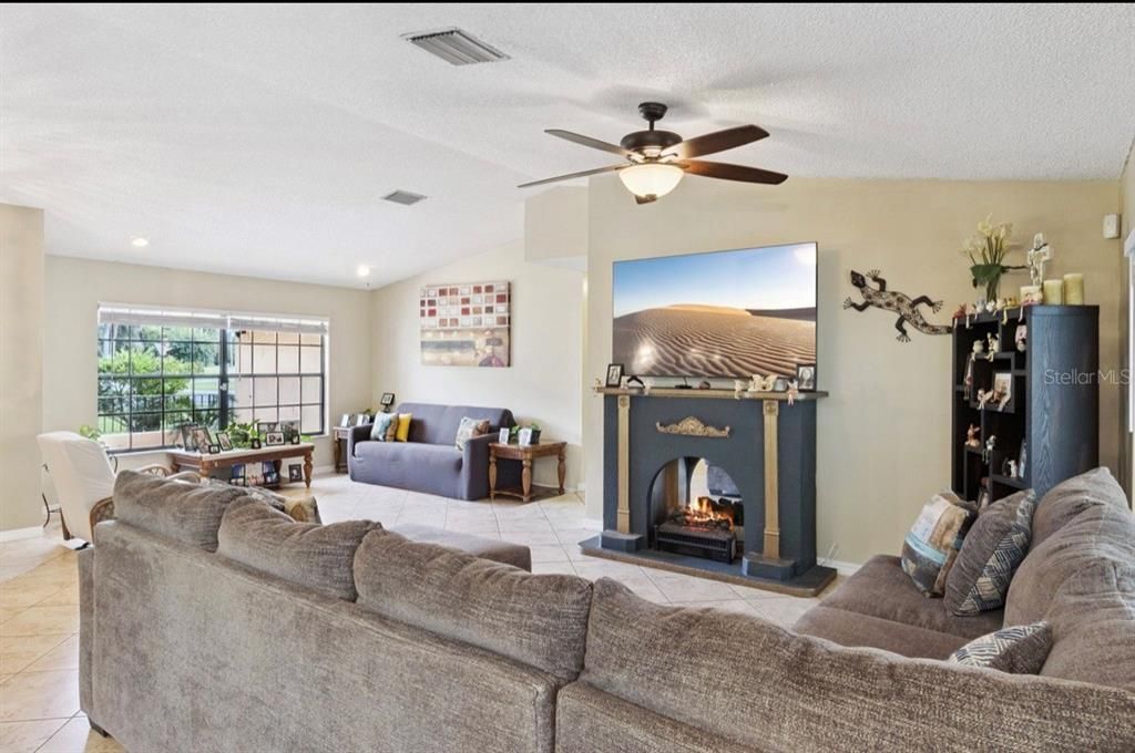 合同活跃: $480,000 (4 贝兹, 2 浴室, 2081 平方英尺)