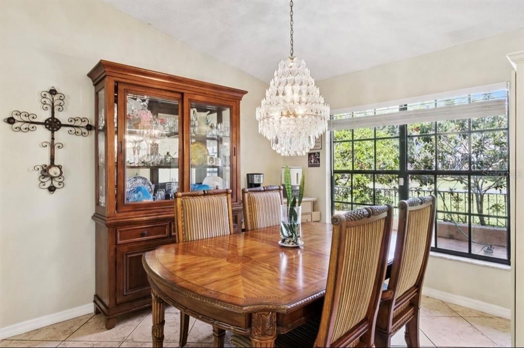 合同活跃: $480,000 (4 贝兹, 2 浴室, 2081 平方英尺)