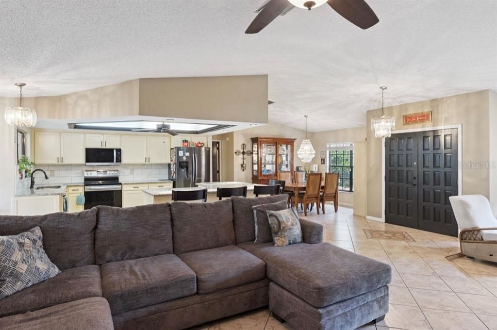 合同活跃: $480,000 (4 贝兹, 2 浴室, 2081 平方英尺)