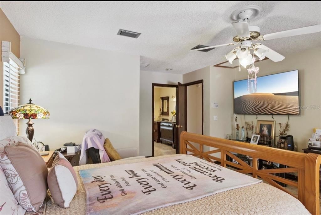 合同活跃: $480,000 (4 贝兹, 2 浴室, 2081 平方英尺)