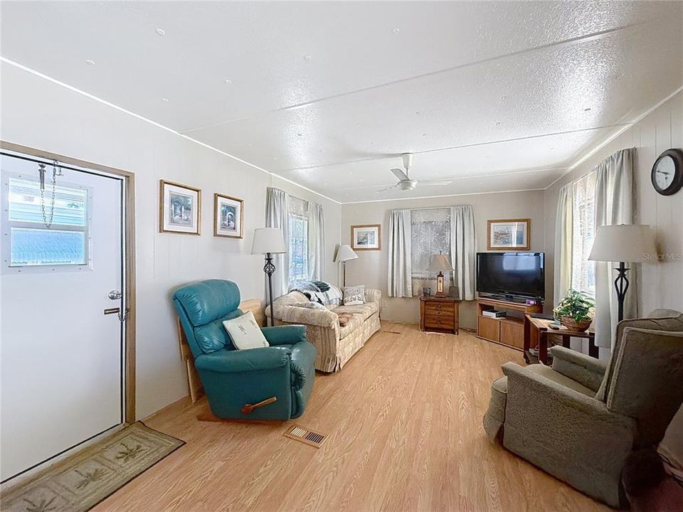 待售: $79,900 (2 贝兹, 1 浴室, 672 平方英尺)