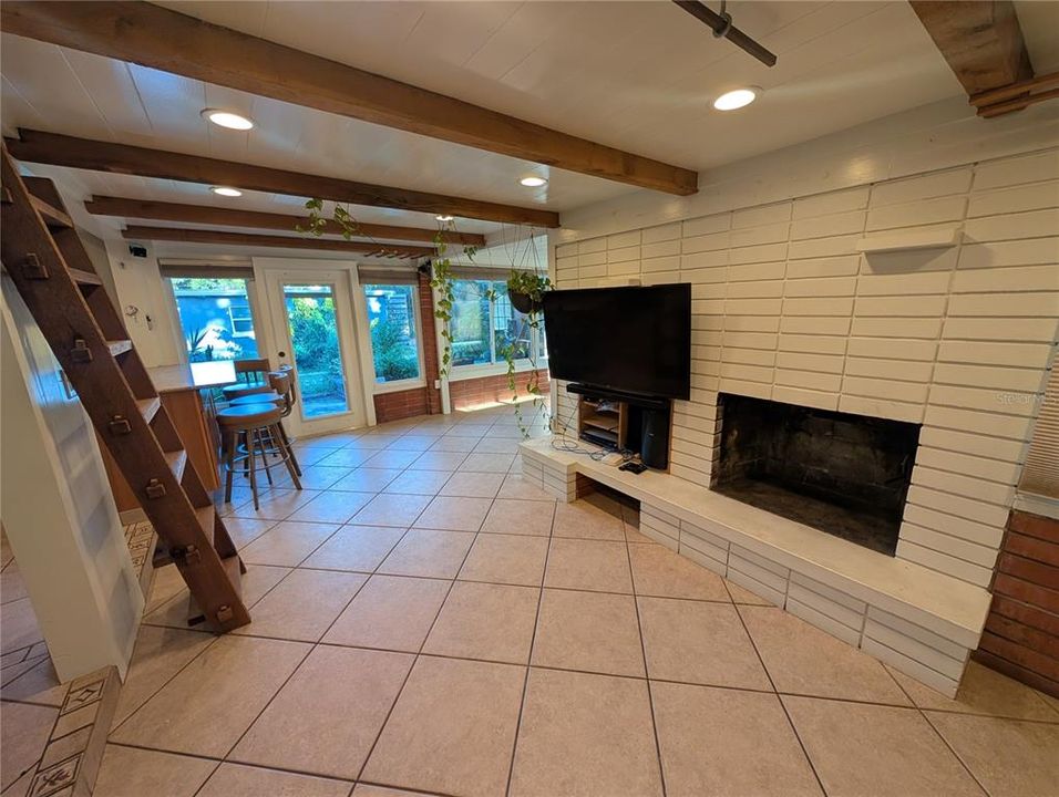 For Rent: $2,400 (3 beds, 2 baths, 1615 Square Feet)