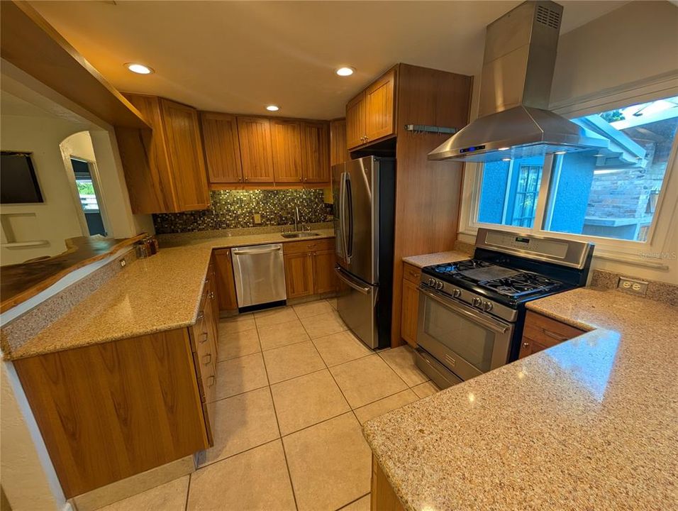 For Rent: $2,400 (3 beds, 2 baths, 1615 Square Feet)