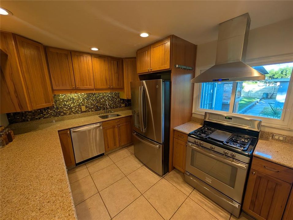 For Rent: $2,400 (3 beds, 2 baths, 1615 Square Feet)