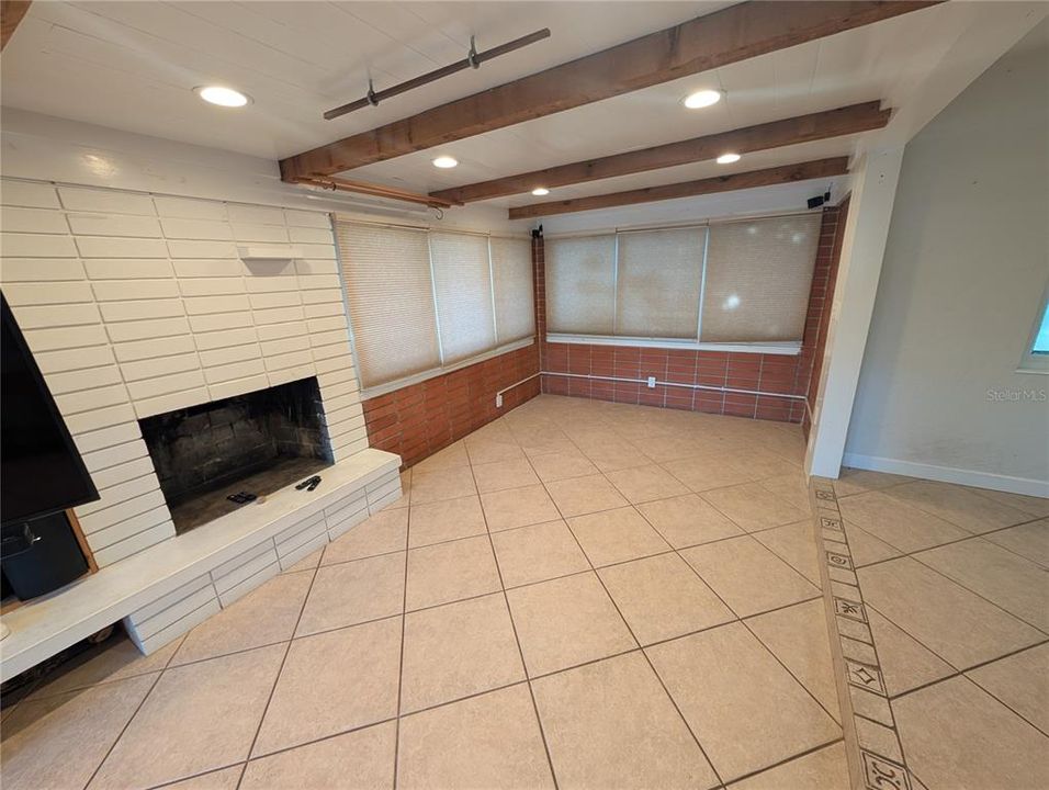 For Rent: $2,400 (3 beds, 2 baths, 1615 Square Feet)