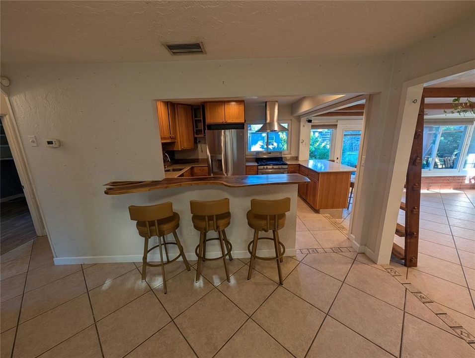 For Rent: $2,400 (3 beds, 2 baths, 1615 Square Feet)