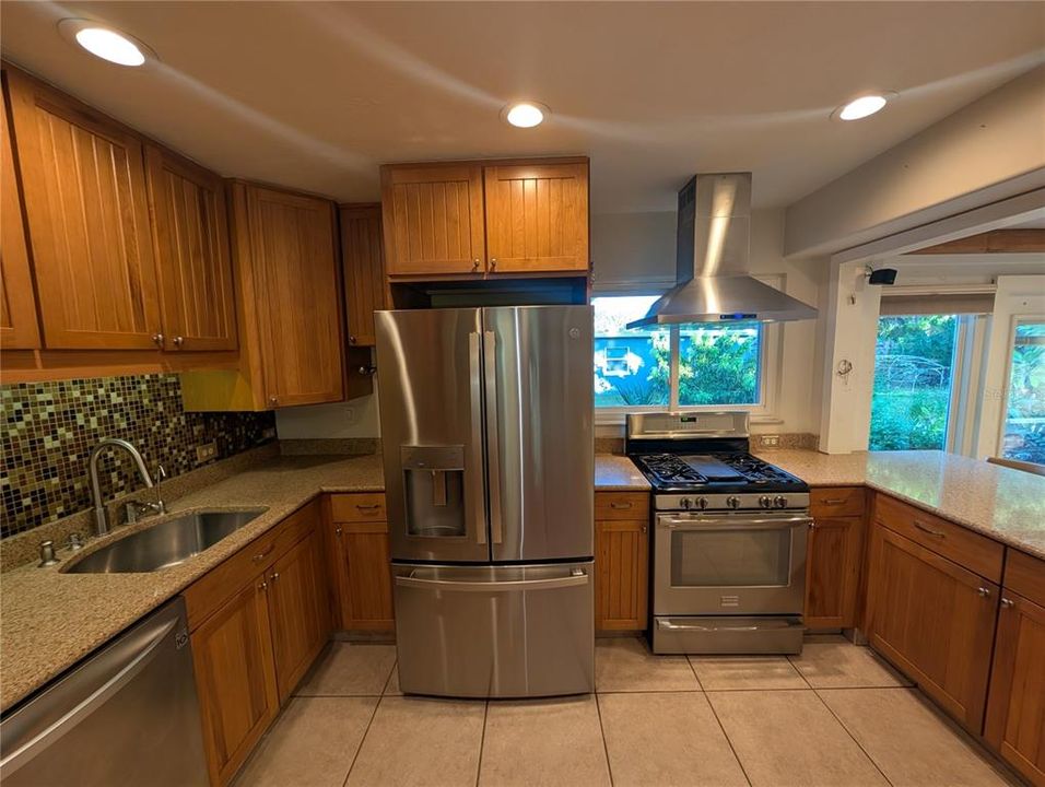 For Rent: $2,400 (3 beds, 2 baths, 1615 Square Feet)