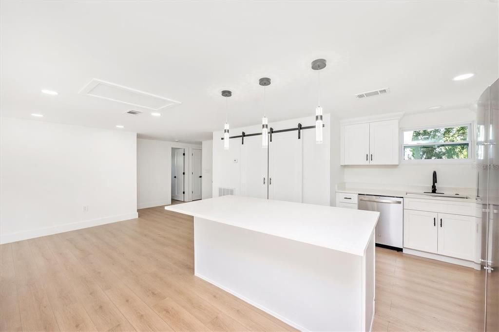 For Sale: $275,000 (3 beds, 2 baths, 1213 Square Feet)