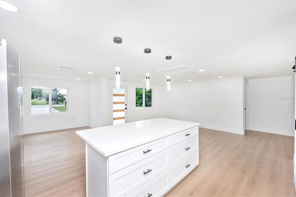 For Sale: $275,000 (3 beds, 2 baths, 1213 Square Feet)