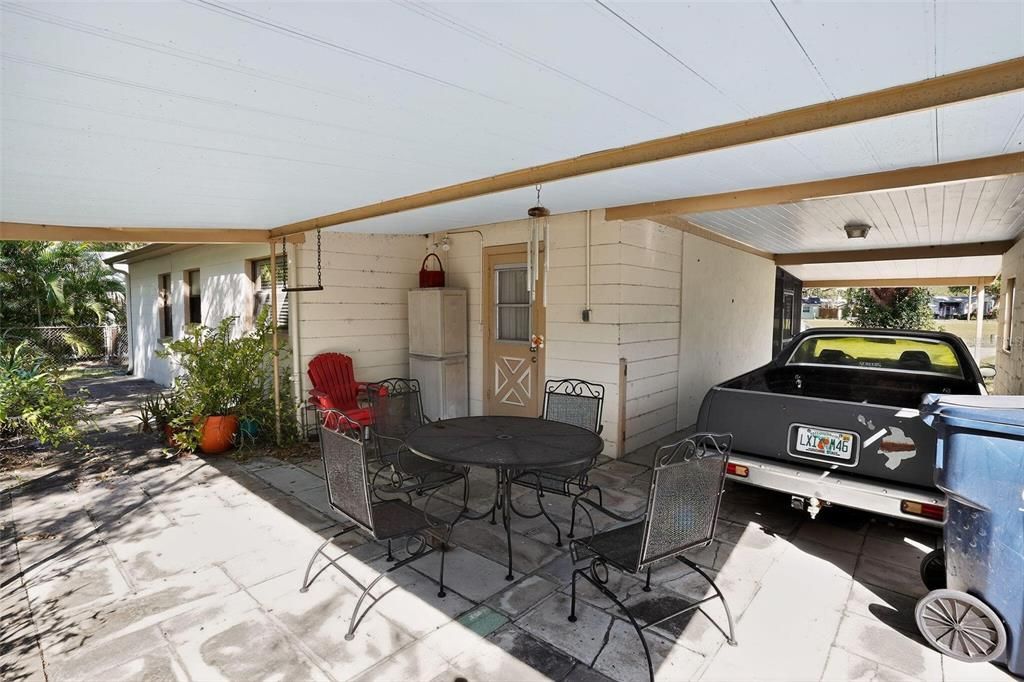 For Sale: $292,000 (2 beds, 1 baths, 930 Square Feet)