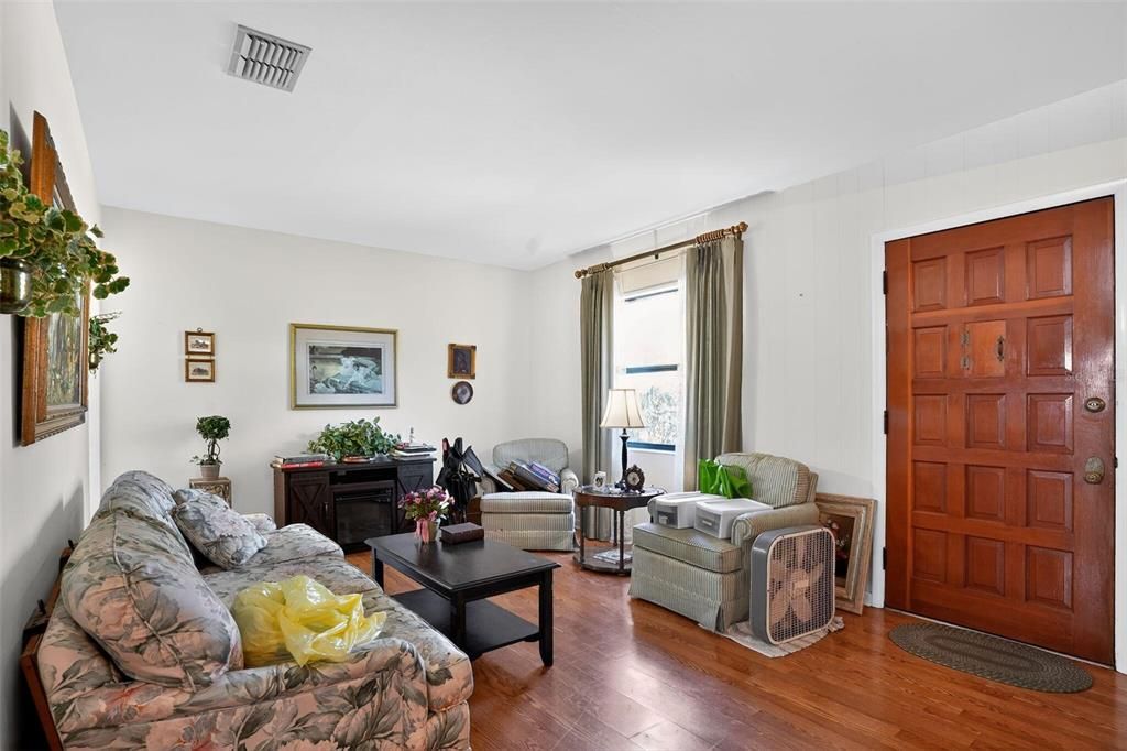 For Sale: $292,000 (2 beds, 1 baths, 930 Square Feet)