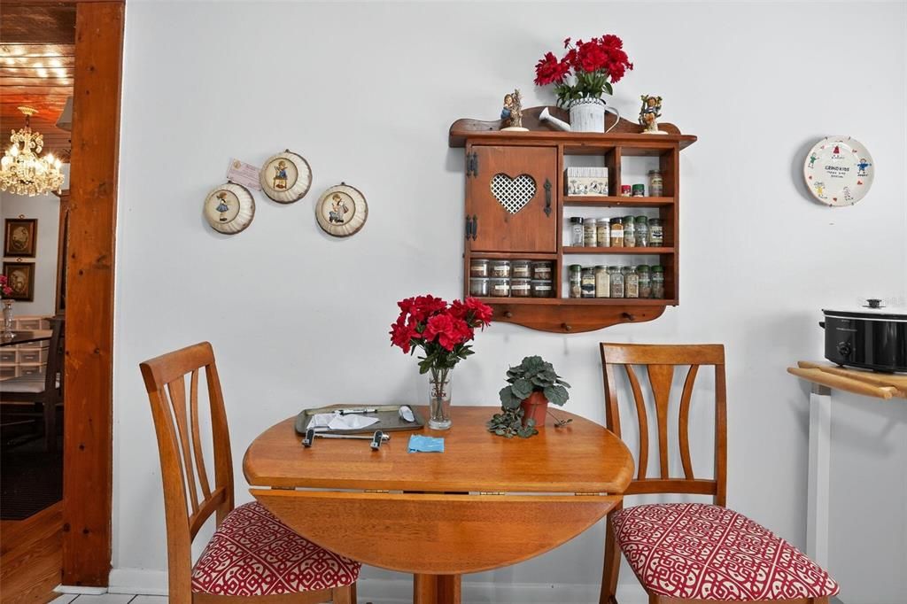 For Sale: $292,000 (2 beds, 1 baths, 930 Square Feet)