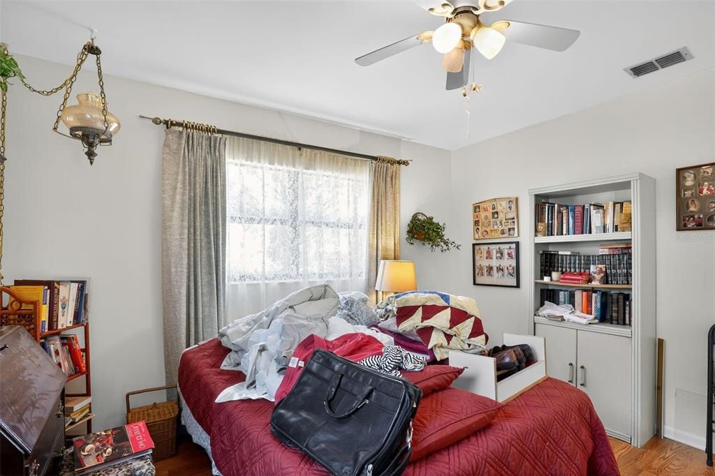 For Sale: $292,000 (2 beds, 1 baths, 930 Square Feet)