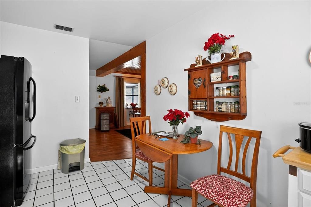 For Sale: $292,000 (2 beds, 1 baths, 930 Square Feet)