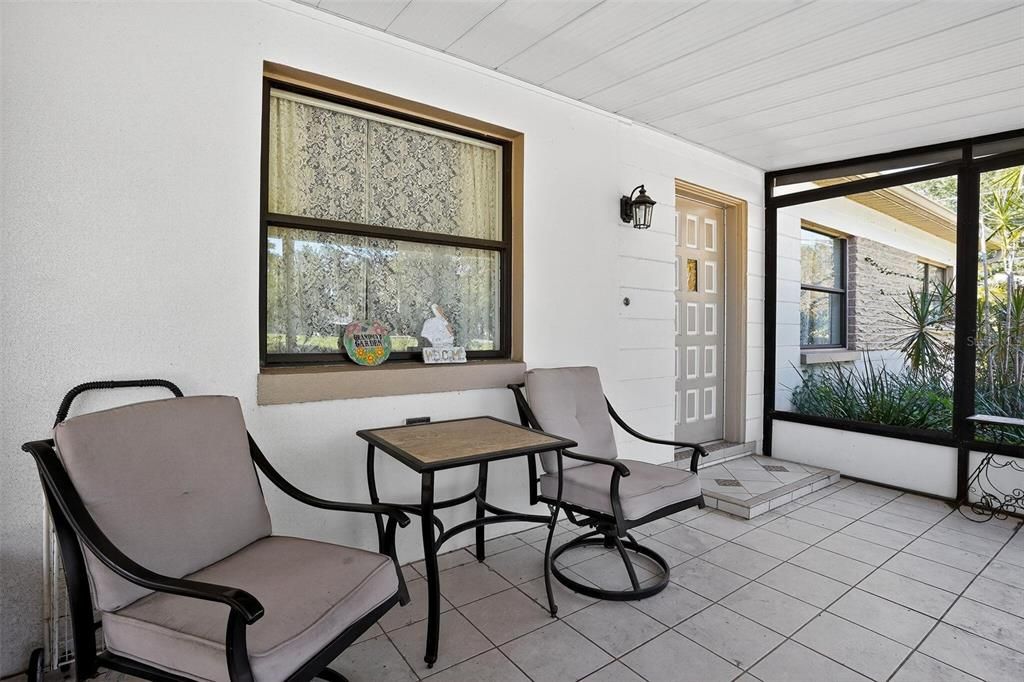 For Sale: $292,000 (2 beds, 1 baths, 930 Square Feet)