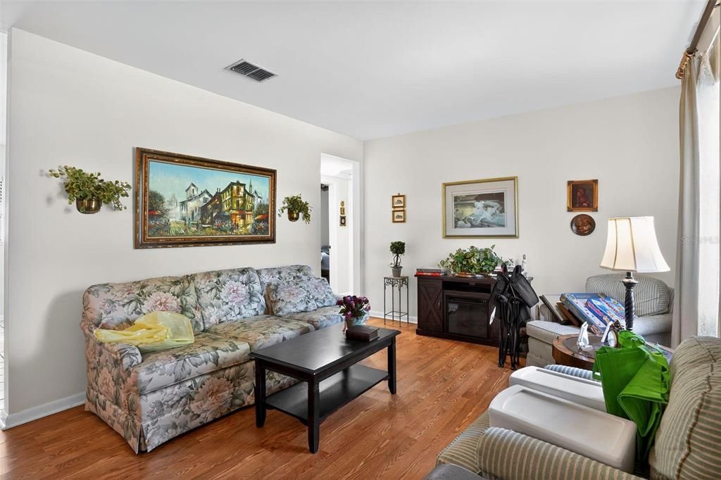 For Sale: $292,000 (2 beds, 1 baths, 930 Square Feet)