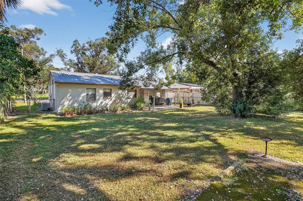 For Sale: $292,000 (2 beds, 1 baths, 930 Square Feet)