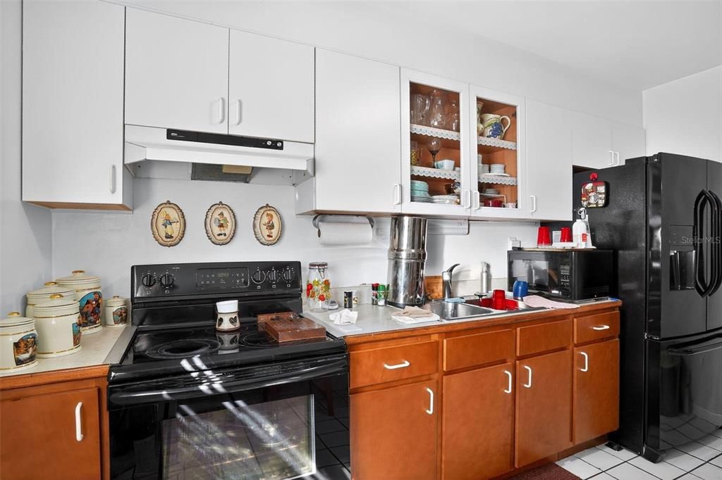 For Sale: $292,000 (2 beds, 1 baths, 930 Square Feet)