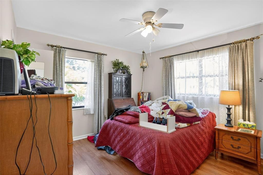 For Sale: $292,000 (2 beds, 1 baths, 930 Square Feet)