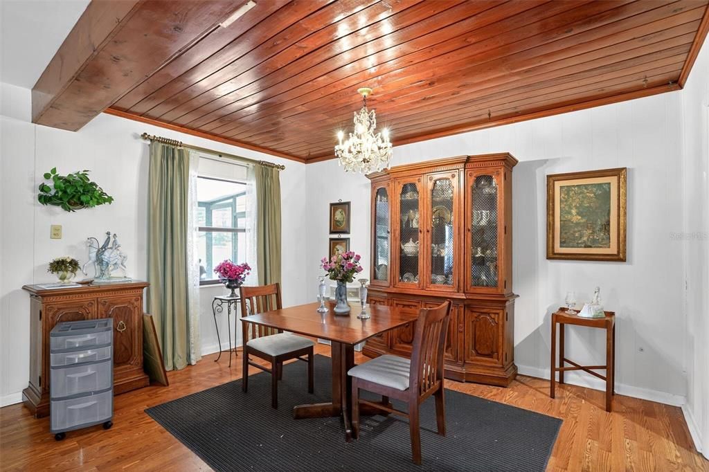 For Sale: $292,000 (2 beds, 1 baths, 930 Square Feet)