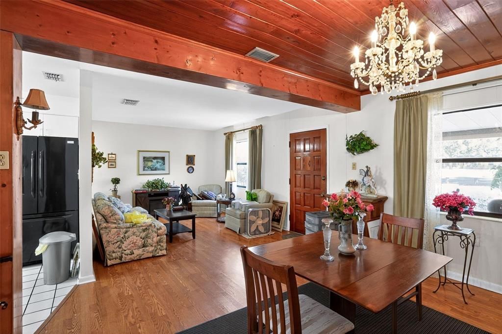 For Sale: $292,000 (2 beds, 1 baths, 930 Square Feet)