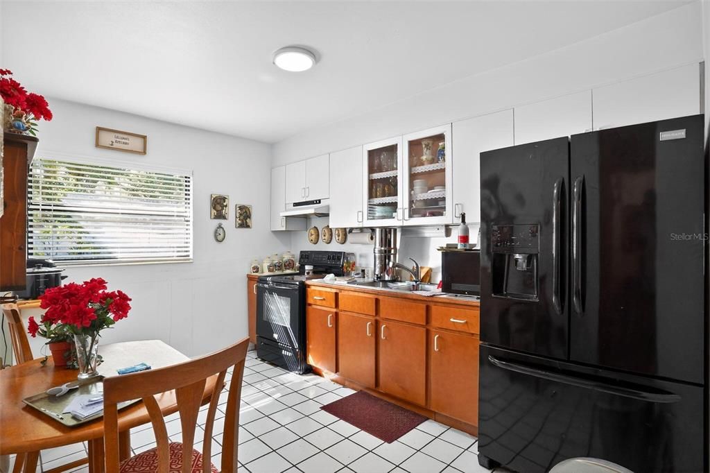 For Sale: $292,000 (2 beds, 1 baths, 930 Square Feet)