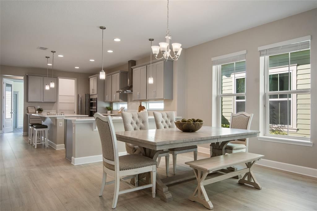 Под контрактом: $649,900 (3 спален, 2 ванн, 1976 Квадратных фут)