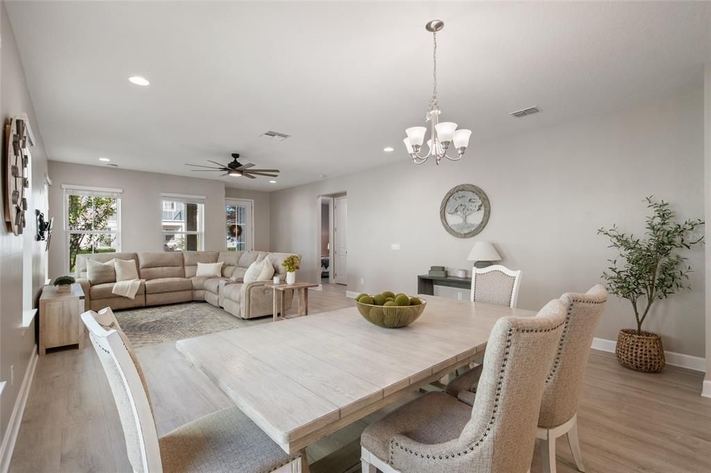 Под контрактом: $649,900 (3 спален, 2 ванн, 1976 Квадратных фут)