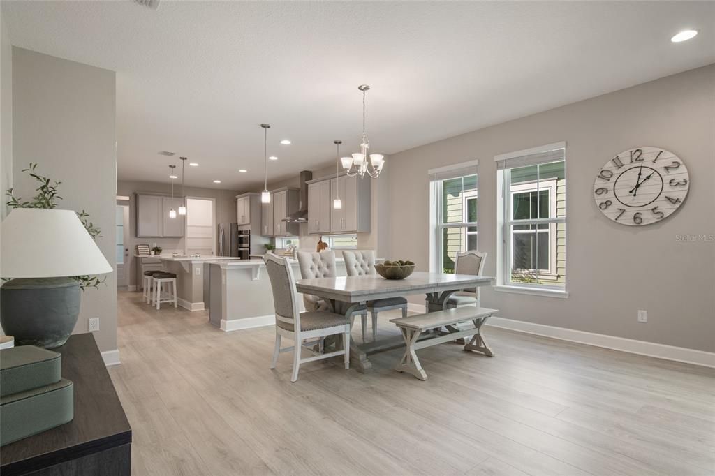 Под контрактом: $649,900 (3 спален, 2 ванн, 1976 Квадратных фут)