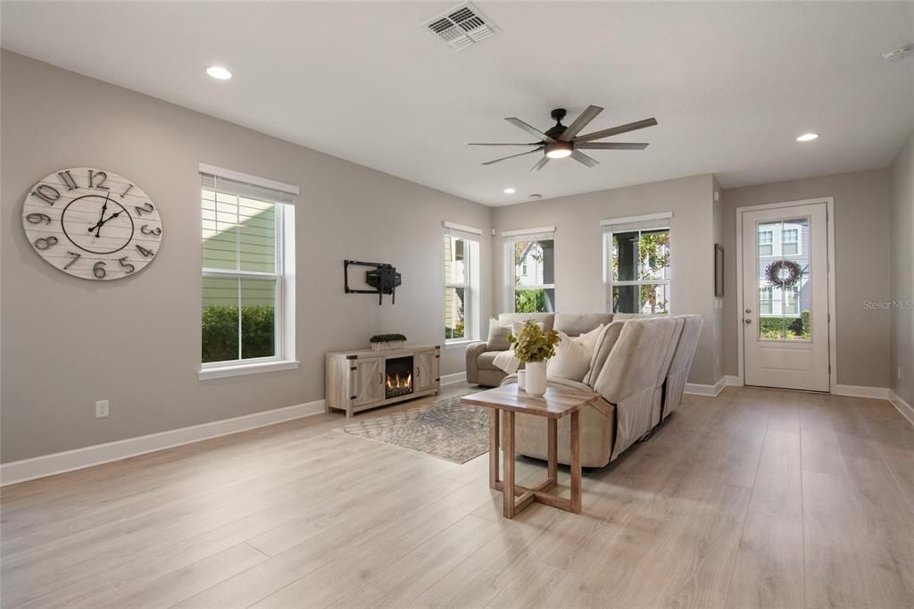 Под контрактом: $649,900 (3 спален, 2 ванн, 1976 Квадратных фут)