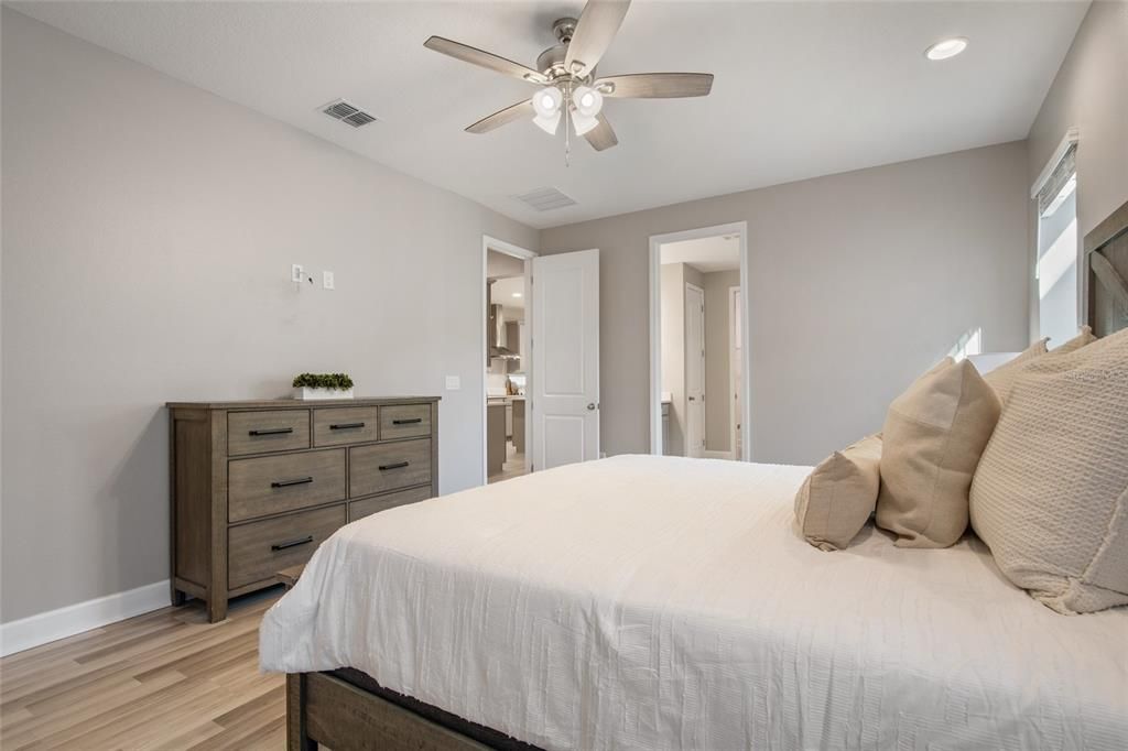 Под контрактом: $649,900 (3 спален, 2 ванн, 1976 Квадратных фут)