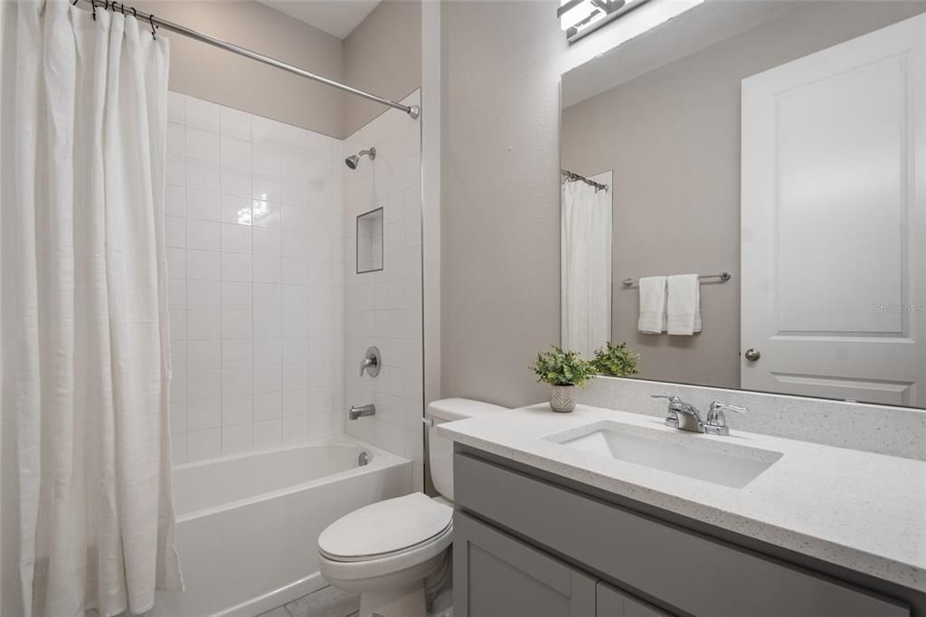 Под контрактом: $649,900 (3 спален, 2 ванн, 1976 Квадратных фут)